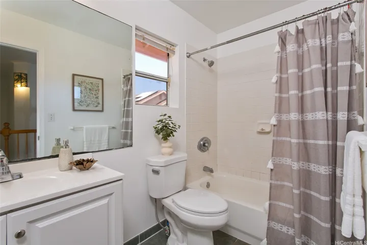Upstairs Full Bathroom