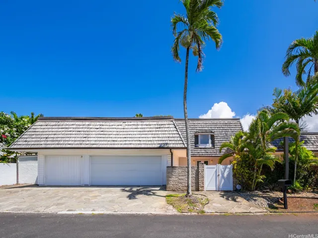 Energy efficient with 32 owned Photovoltaic System with brand new  split air conditioning systems in every bedroom and living area! Welcome to Hale Kai Surf, a private Kailua beachside community of only 14 homes.