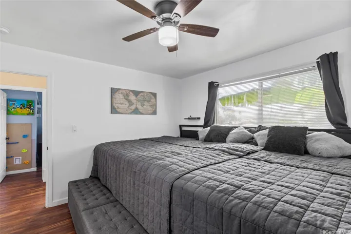 Natural light and views of the mountains. Great lighting and ceiling fan!
