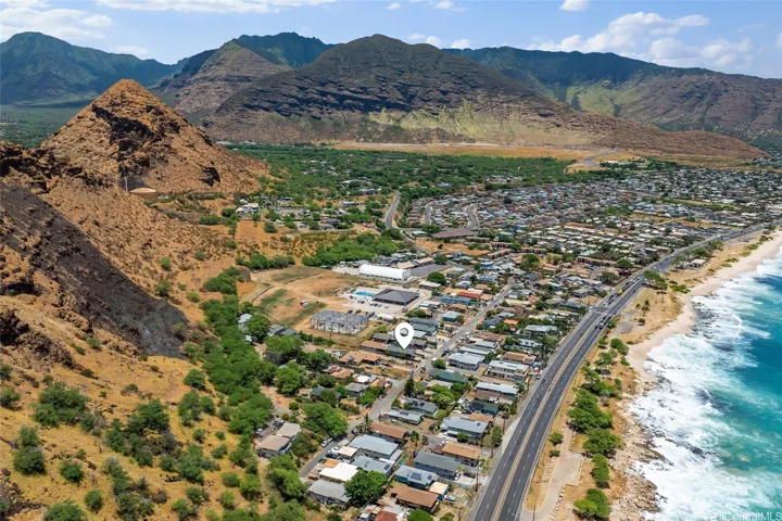 Located near the entrance of the Waianae community and easy to access Kapolei, town or more.
