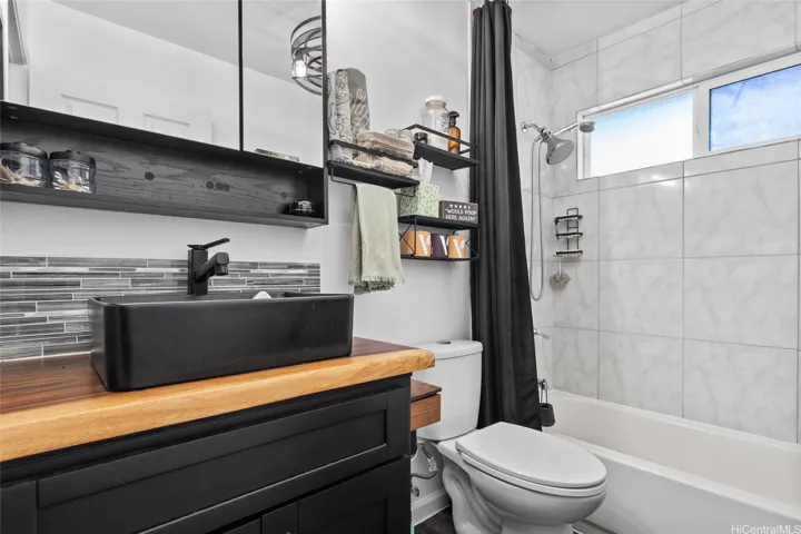 Second bathroom perfect for guests, fully appointed with recessed storage in the wall. Bright and updated.