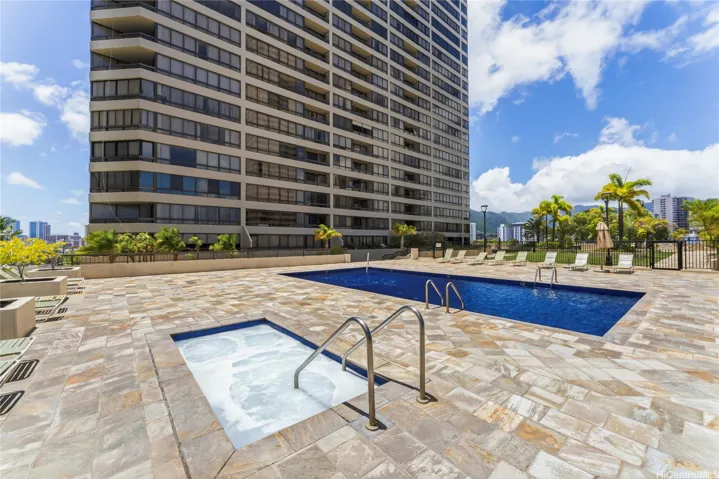 Choose from the cool waters of the swimming pool or the relaxing whirlpool.