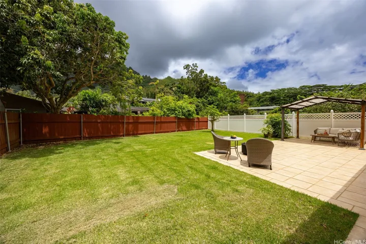 Enjoy outdoor living/dining, surrounded by a palette of tropical hues, panoramic mountain views, and cool
Koolau breezes from the spacious lanai and backyard area.