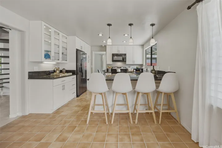 The kitchen counter is a great place for casual dining or sharing some wine and gossip with the chef.