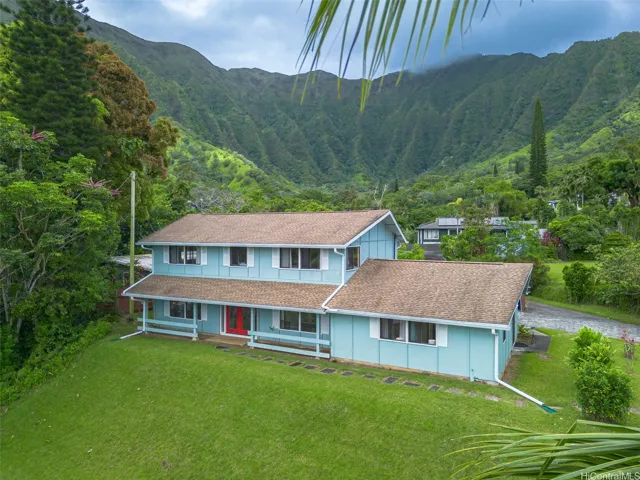 Welcome to your private tropical oasis in the back of verdant Ahuimanu Valley at the foot of the majestic Koolau mountain range!