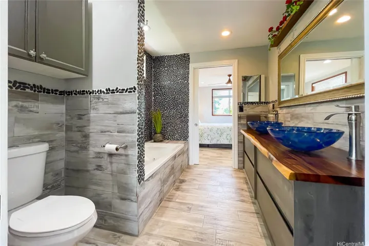 Full Bathroom connecting Bedroom 1 and Bedroom 2