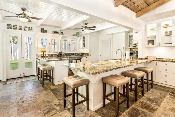  Ample counter seating for casual meals & socializing.