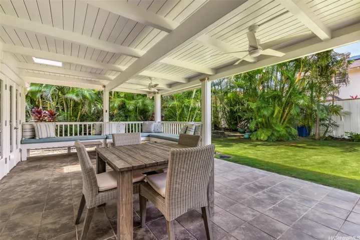 Ocean-side covered lanai w/built-in seating, fully fenced, fire pit.