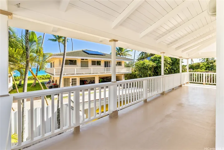 Upstairs wraparound lanais w/ extended eaves & rooftop deck provides ocean views & cool tradewinds.