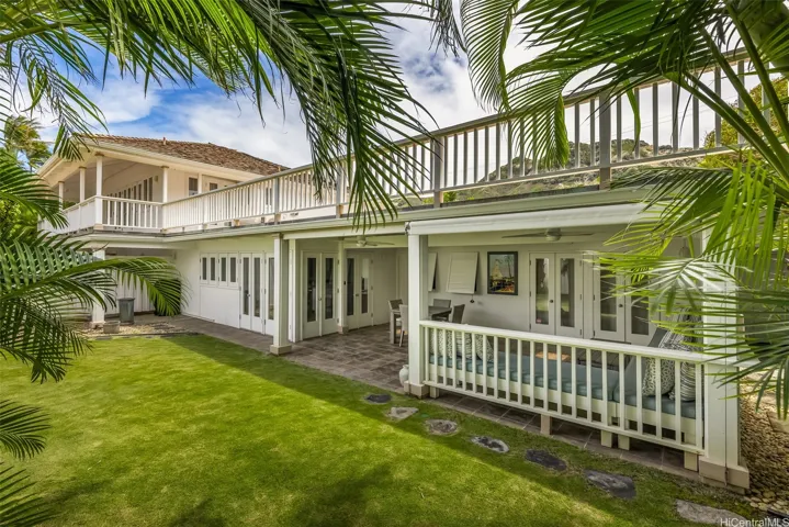 Lovely backyard w/ covered lanai and rooftop viewing deck.