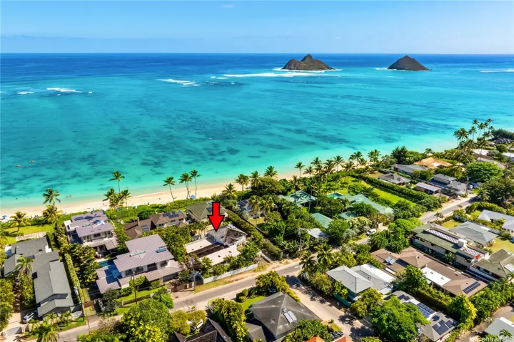Ideally situated on the Lanikai loop just one house back from white sand/turqoise ocean.