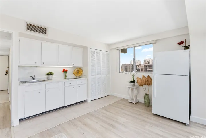 Functional kitchenette with cooktop, sink & brand new refrigerator