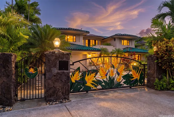 'Hotel Aloha' is a stately Residence in East Honolulu on Niu Beach.