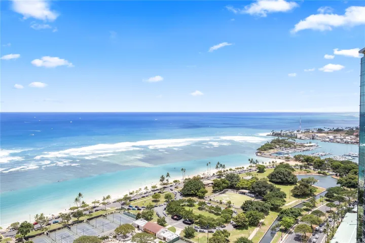 Sweeping ocean, Kewalo basin, Harbor views are stunning!