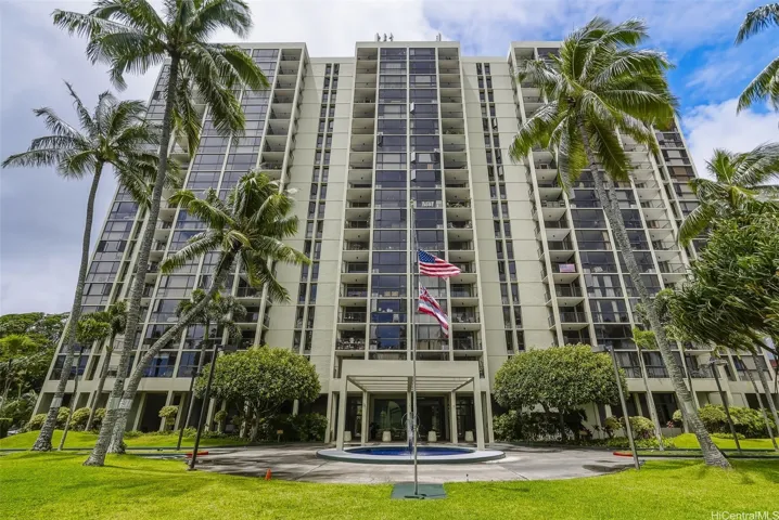 Ideal location right in the heart of Kailua Town!
