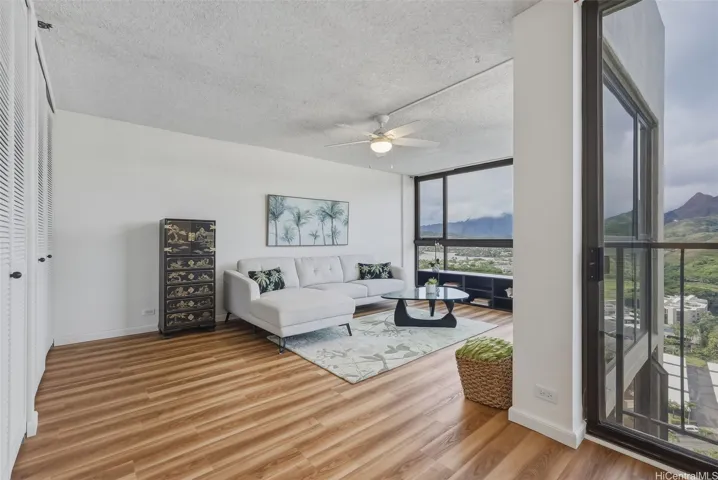 The openness of the unit gives it spacious feeling.