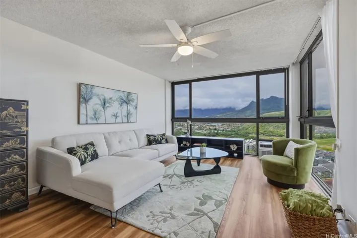 Enjoy the views of the Koolau mountains & Enchanted Lake