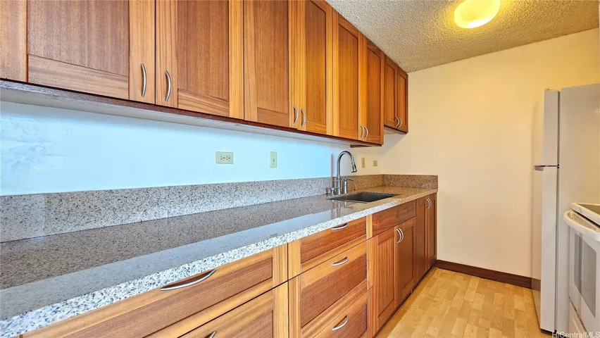 Remodeled kitchen w/granite countertop & mahagany cabinets