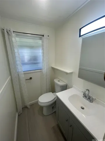 BATHROOM WITH SINK AND LIGHT