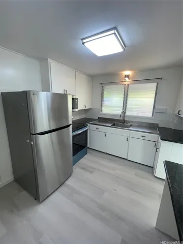 KITCHEN WITH REFRIGERATOR