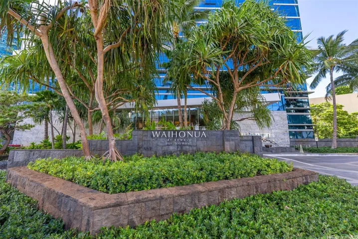 Ala Moana Shopping Center & Beach Park are right down the street from the building!