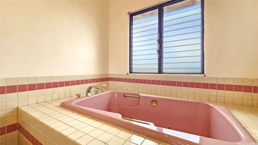 Principal full bath with jacuzzi