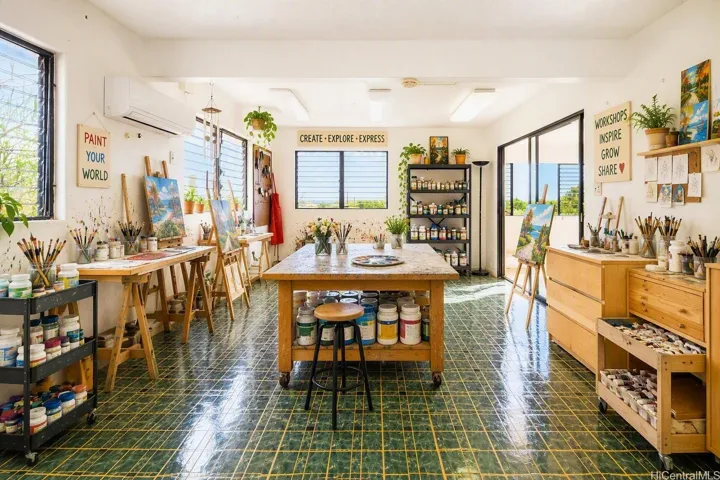 Spacious Workshop and painting area on the 2nd floor - Virtually staged