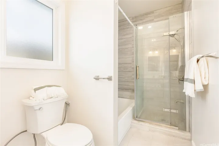 En Suite includes Stand-up Shower + Tub