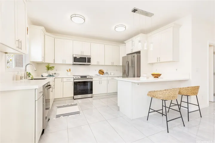 Open Concept Kitchen w/ Eat-In Counter