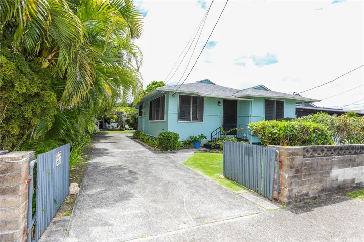 Charming Kailua home with a Pergola, landscaped yard and fruit bearing Banana trees.