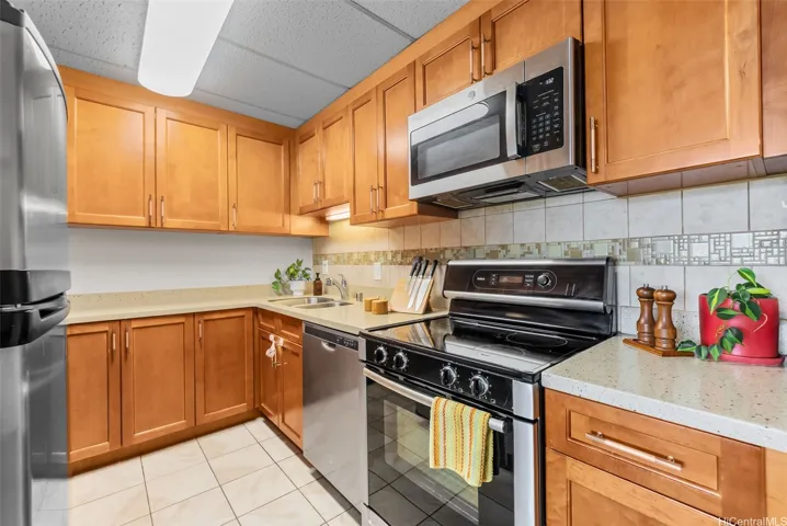 Large kitchen a good counter space