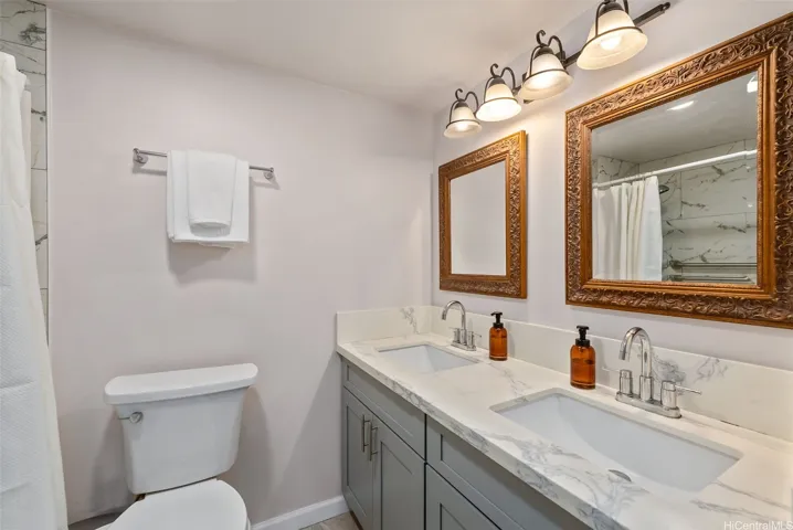 Renovated guest bathroom w/bathtub