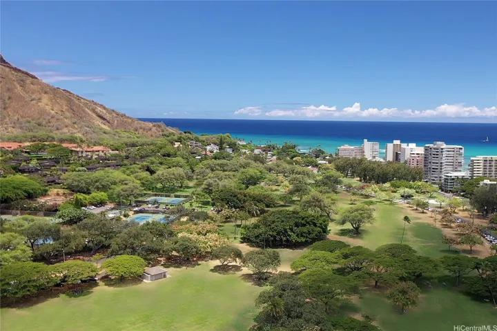 Public tennis courts and pickle ball to Kapiolani Park.