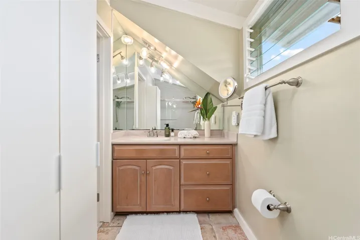 Full bathroom with shower on the 3rd floor