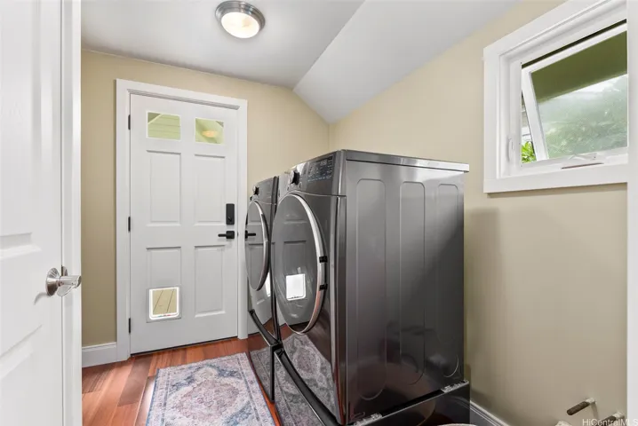 Laundry room with exit to wraparound lanai