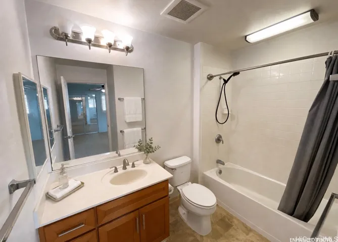en suite bathroom in main bedroom