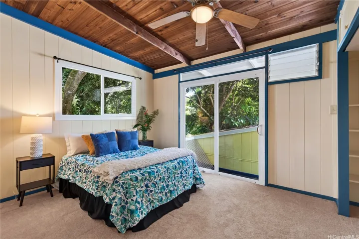 Second upstairs bedroom with lanai access