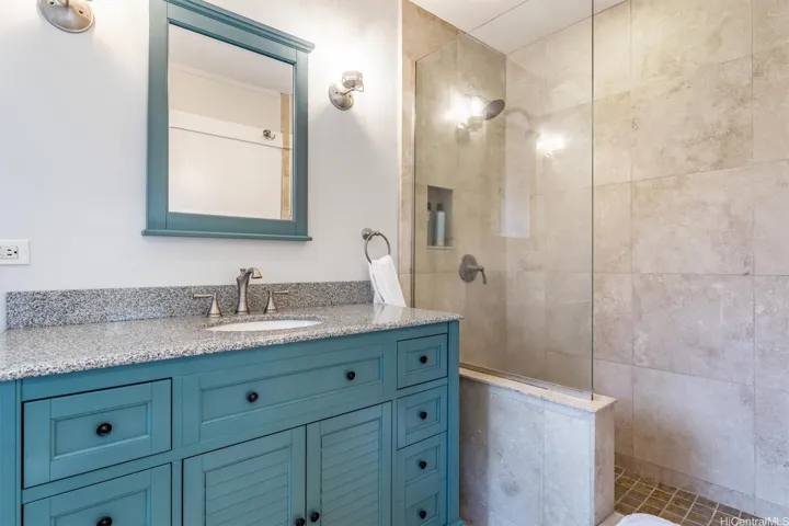 full bathroom off bedroom