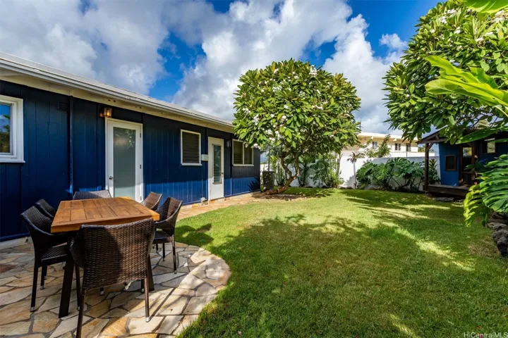 Side yard with area for outdoor dinning