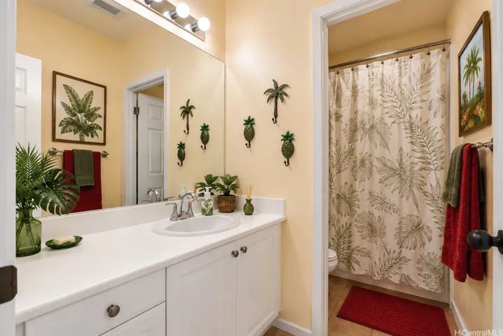 Upstairs Second Full Bathroom