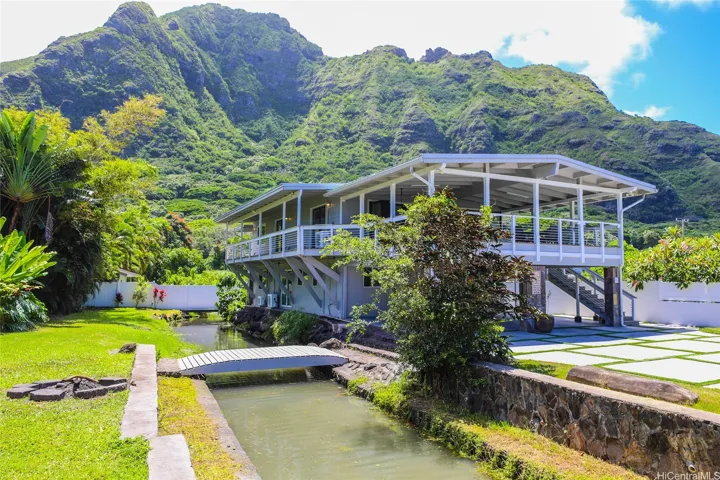 Large private estate between the mountains and the ocean
