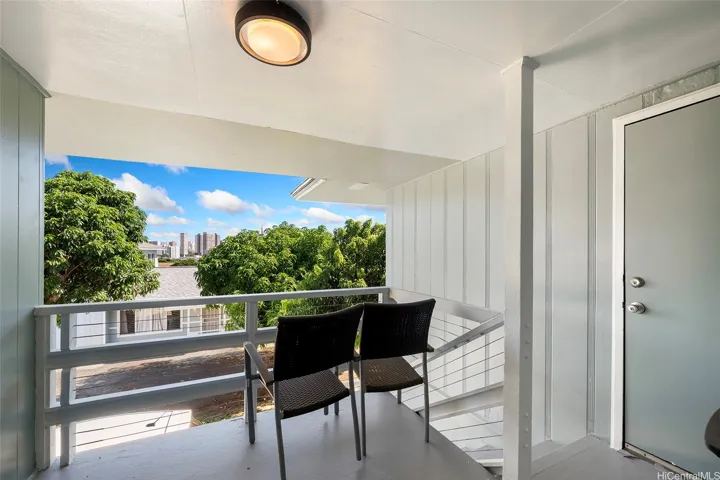 Front house, upstairs, lanai