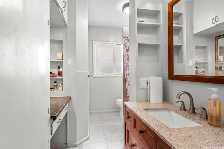 Front house, upstairs, bathroom