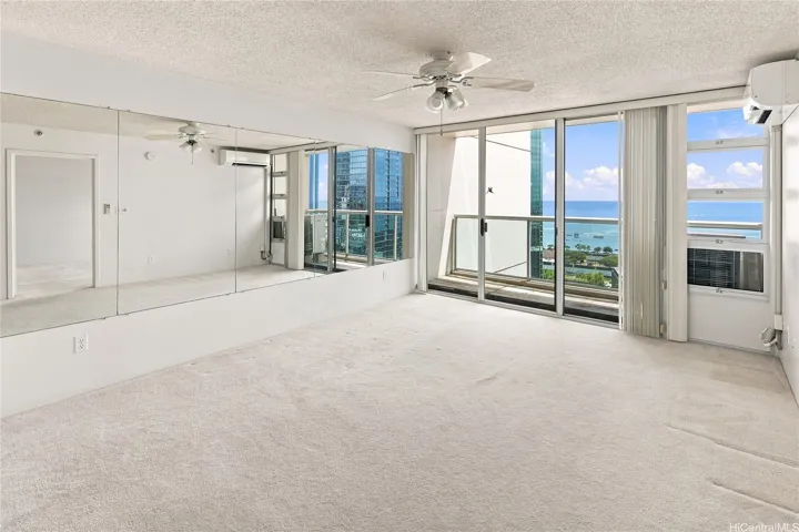 Living area to Lanai