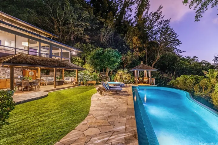 Entertainers delight with an outdoor kitchen