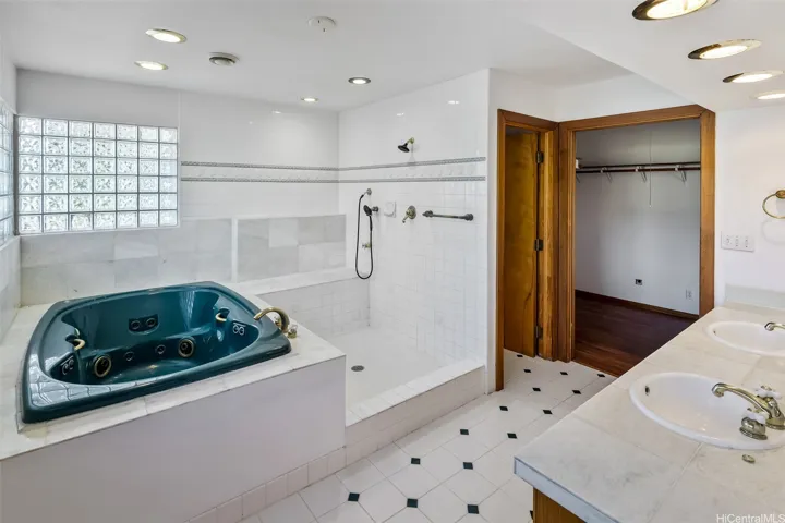 Primary bathroom connects to lg walk-in closet