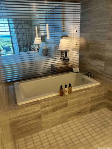 Bath tub