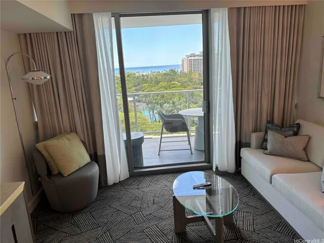 Room to Lanai
