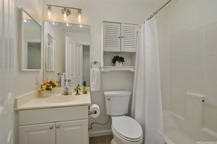 Upstairs hall bathroom