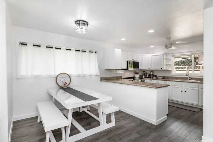 Dining area & kitchen